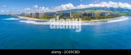 Ein Luftpanorama des weltberühmten Ka'anapali Beach von einem Ende zum anderen mit Hotels und West Maui Mountains im Hintergrund, Maui, Hawai Stockfoto