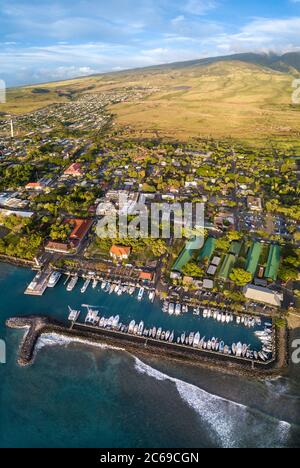 Eine Luftaufnahme des Lahaina Hafens und der Stadt einschließlich des Pioneer Inn und West Maui Berge, Maui, Hawaii, USA. Drei Bilder wurden für diesen pa kombiniert Stockfoto