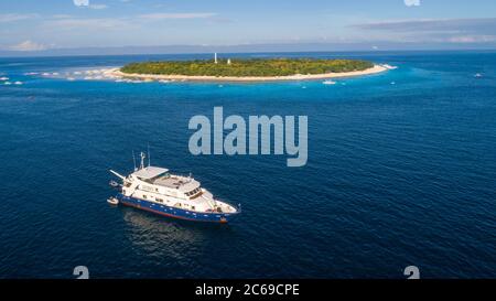 Eine Luftaufnahme des Live-Schiffes Infiniti zum Tauchen vor der Balicasag Island, einer winzigen Insel im Südwesten von Bohol auf den zentralen Philippinen. Stockfoto