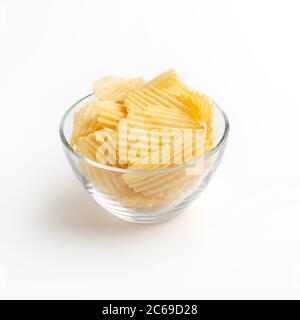 Knuspriger Kartoffelsnack. Chips in Schüssel isoliert auf weißem Hintergrund Stockfoto