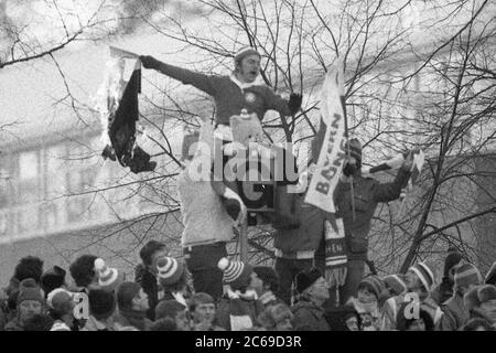 Ein FC Bayern Fan sitzt auf einem Baum brennt seine Fahne, Vereinsflagge; Fußball DFB Pokal SpVgg Bayreuth (BT) - FC Bayern München (M) 1-0, am 12.01.1980 in Bayreuth. Weltweit eingesetzt Stockfoto