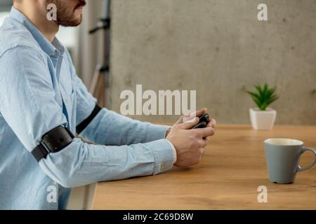 Junge kaukasier männlich Designer tragen Virtuelle Realität Gerät, Controller in der Hand, neue virtuelle Projekt, Seitenansicht business casual s Stockfoto