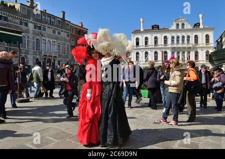 Venedig, Italien - 6. März 2011: Zwei nicht identifizierte Maskierte in Kostümen auf dem Platz S. Maria Formosa während des Karnevals von Venedig. Der Karneval 2011 Stockfoto