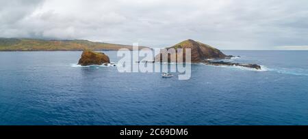 Ein Tauchboot auf der Insel MokuhoÕoniki Islet und Kanaha Rock in der Nähe der Insel Molokai, Maui County, Hawaii. Das östliche Ende der Insel Molokai ist i Stockfoto