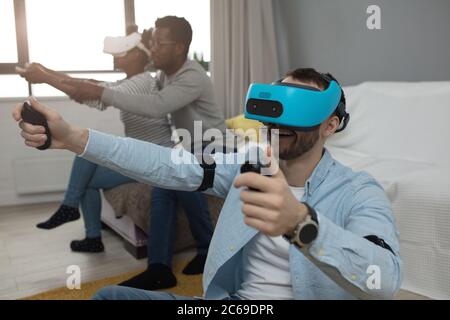 Glückliches Paar versucht auf 3D Virtual Reality Brille. Spaß beim Ausprobieren neuer Technologien. Virtuelles Abenteuer. Stockfoto