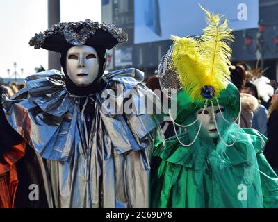 Venedig, Italien - 7. März 2011: Zwei nicht identifizierte Maskenkostüme auf dem Markusplatz während des Karnevals von Venedig. Der Karneval 2011 fand statt Stockfoto