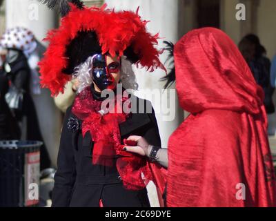 Venedig, Italien - 6. März 2011: Zwei nicht identifizierte Maskierte in Kostümen auf dem Markusplatz während des Karnevals von Venedig. Der Karneval 2011 war h Stockfoto