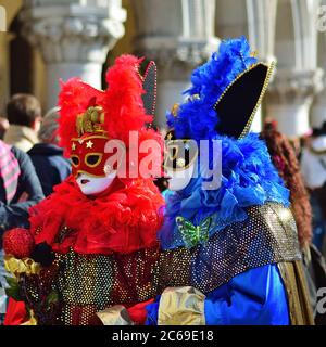 Venedig, Italien - 6. März 2011: Zwei nicht identifizierte Maskierte in Kostümen auf dem Markusplatz während des Karnevals von Venedig. Der Karneval 2011 war h Stockfoto