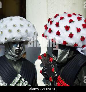 Venedig, Italien - 6. März 2011: Zwei unidentifizierte Maskenmenschen in Kostümen auf dem Markusplatz während des Karnevals von Venedig. Der Karneval 2011 war er Stockfoto