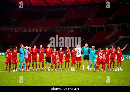 Stadt Berlin, Deutschland. Juli 2020. FIRO Fußball, Fußballpokal-Finale: Saison 2019/2020, 04.07.2020 DFB-Pokal-Finale der Männer Bayer Leverkusen - FC Bayern München, München FC Bayern München Spieler feiern nach dem Spiel vor dem leeren Fanblock Credit: Kevin Voigt/Jan Hübner/POOL/via firoportsphoto nur für journalistische Zwecke! Nur für redaktionelle Zwecke! Verwendung weltweit/dpa/Alamy Live News Stockfoto