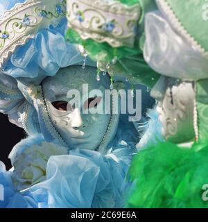 Venedig, Italien - 6. März 2011: Zwei nicht identifizierte Maskierte in Kostümen auf dem Markusplatz während des Karnevals von Venedig. Der Karneval 2011 war h Stockfoto