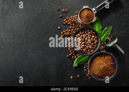 Kaffeebohnen und Kaffeepulver mit Sabotage auf dunklem Hintergrund. Kaffeekonzept. Hintergrund für Kaffee. Flach Liegend. Stockfoto
