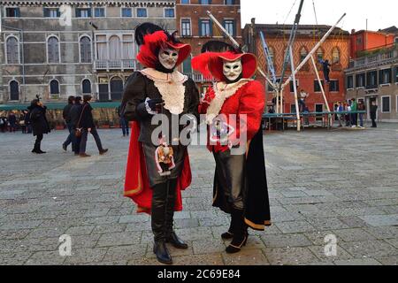 Venedig, Italien - 6. März 2011: Zwei nicht identifizierte Maskierte in Kostümen auf dem Platz S. Maria Formosa während des Karnevals von Venedig. Der Karneval 2011 Stockfoto