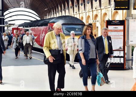 Passagiere steigen aus Virgin Train, York Railway Station Plattform UK Stockfoto