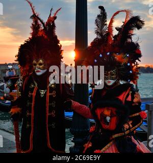 Venedig, Italien - 7. März 2011: Zwei nicht identifizierte Maskierte in Kostümen auf dem Markusplatz während des Karnevals von Venedig war der Karneval 2011 Stockfoto