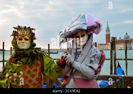 Venedig, Italien - 7. März 2011: Zwei nicht identifizierte maskierte Person in Kostümen auf dem Markusplatz während des Karnevals von Venedig. Der Karneval 2011 war Hel Stockfoto