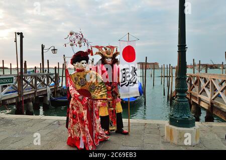 Venedig, Italien - 7. März 2011: Zwei nicht identifizierte maskierte Personen in japanischer Tracht auf dem Markusplatz während des Karnevals von Venedig das Auto 2011 Stockfoto