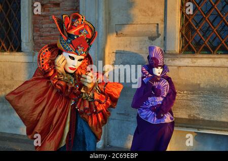 Venedig, Italien - 7. März 2011: Zwei nicht identifizierte Maskierte Kostüm auf dem Markusplatz während des Karnevals von Venedig. Der Karneval 2011 fand statt Stockfoto