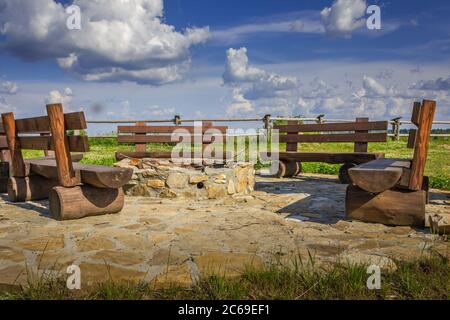 Przemyskie Vorgebirge, um die Stadt Bircza. Ein Aussichtspunkt und ein Touristenschuppen mit Lagerfeuerherd. Chominskie Hill. Lagerbänke. Stockfoto