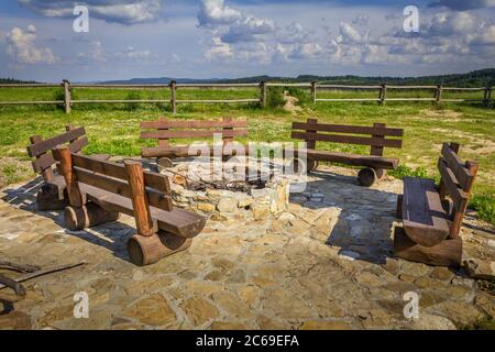 Przemyskie Vorgebirge, um die Stadt Bircza. Ein Aussichtspunkt und ein Touristenschuppen mit Lagerfeuerherd. Chominskie Hill. Lagerbänke. Stockfoto