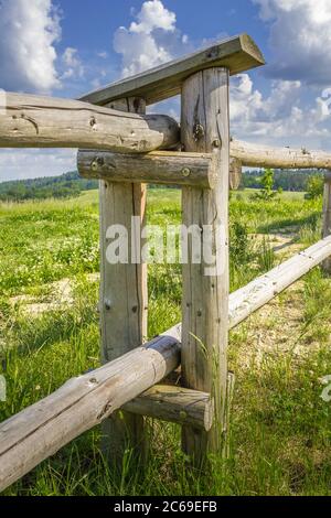 Przemyskie Vorgebirge, um die Stadt Bircza. Ein Aussichtspunkt und ein Touristenschuppen mit Lagerfeuerherd. Chominskie Hill. Zaunelement. Stockfoto