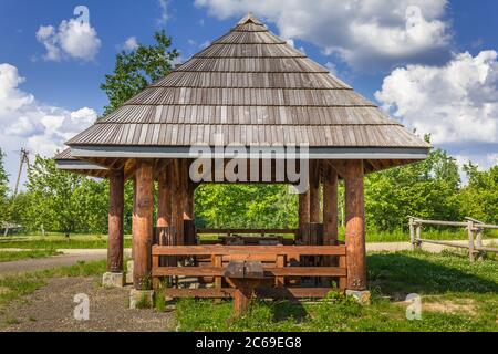 Przemyskie Vorgebirge, um die Stadt Bircza. Ein Aussichtspunkt und ein Touristenschuppen mit Lagerfeuerherd. Chominskie Hill. Stockfoto