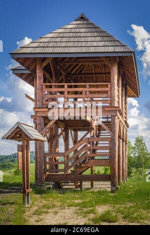 Przemyskie Vorgebirge, um die Stadt Bircza. Ein Aussichtspunkt und ein Touristenschuppen mit Lagerfeuerherd. Chominskie Hill. Aussichtsturm. Stockfoto