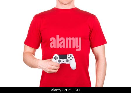 Mann in rotem T-Shirt hält Gamepad und Videospiele isoliert weiß spielen Stockfoto