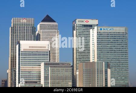 LONDON, Großbritannien - 4. MÄRZ 2014: Eine Nahaufnahme der Canary Wharf Wolkenkratzer in London Stockfoto