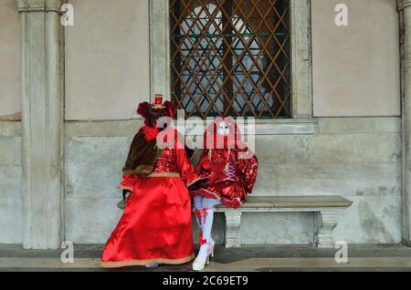 Venedig, Italien - 7. März 2011: Zwei nicht identifizierte Maskenkostüme auf dem Markusplatz während des Karnevals von Venedig. Der Karneval 2011 fand statt Stockfoto