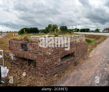 2-Geschützeneinbringung im Weltkrieg mit Blick auf den Fluss Adur in der Nähe des Flughafens Shoreham, West Sussex, Großbritannien Stockfoto