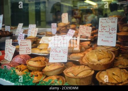 Am Fenster wurden hausgemachte Schweinebraten gezeigt. Phillip Smith & Co. Schweinefleischmetzer, Ivegate, Bradford, Yorkshire, England, Großbritannien. Ca. 1980 Stockfoto