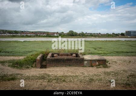 2-Geschützeneinbringung im Weltkrieg mit Blick auf den Fluss Adur in der Nähe des Flughafens Shoreham, West Sussex, Großbritannien Stockfoto