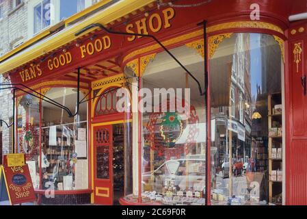 Fassade des Vans Good Food Shop, Llandrindod Wells, Powys, Wales, Großbritannien Stockfoto