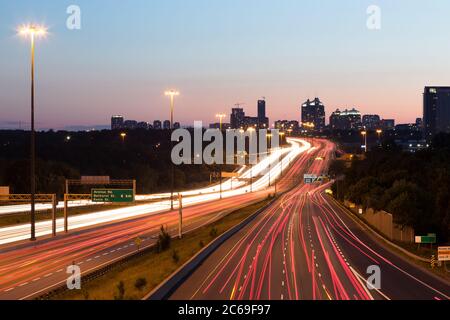 Lichtspuren auf einer Autobahn in der Abenddämmerung Stockfoto