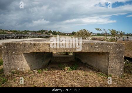 2-Geschützeneinbringung im Weltkrieg mit Blick auf den Fluss Adur in der Nähe des Flughafens Shoreham, West Sussex, Großbritannien Stockfoto