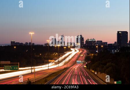 Lichtspuren auf einer Autobahn in der Abenddämmerung Stockfoto