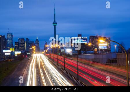 TORONTO, KANADA - 22. APRIL 2014: Leichte Wanderwege auf dem Gardiner Expressway, der zum CN Tower und Downtown Toronto führt Stockfoto