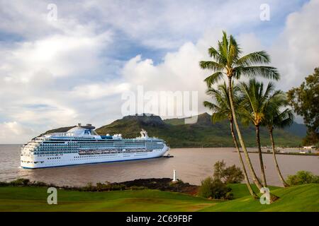 Das Island Princess Kreuzfahrtschiff bekommt einen Schlepper unterstützen Ziehen in Nawiliwili kleinen Boot Hafen, Kauai, Hawaii, USA. Nawiliwili Hafen ist ein Kreuzfahrt shi Stockfoto