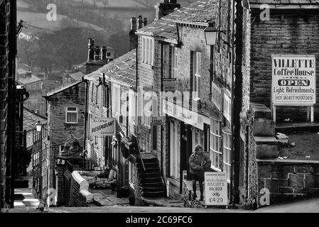 Kopfsteinpflaster Hauptstraße von Haworth, West Yorkshire, England, Großbritannien Stockfoto