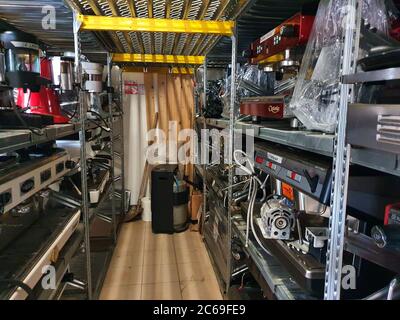 terni, italien juli 08 2020:Gang eines Lagerhauses von Kaffeemaschinen Stockfoto