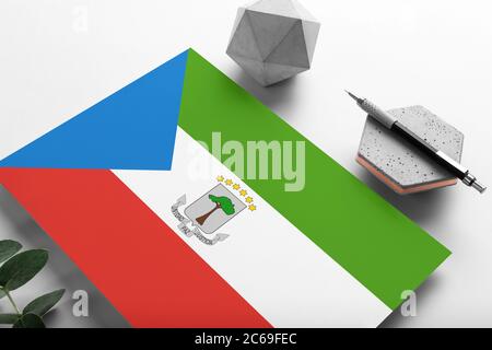 Äquatorialguinea Flagge auf minimalistischem Papier Hintergrund. Nationale Einladung Brief mit stilvollen Stift auf Stein. Kommunikationskonzept. Stockfoto