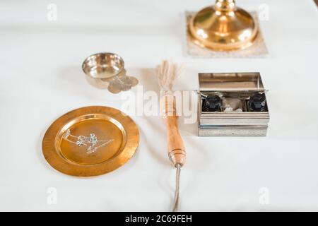 Priester für die Durchführung der Taufzeremonie in der Kirche Stockfoto