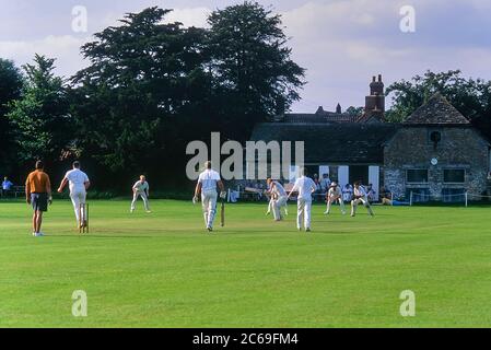 Village Cricket Match, Lacock, Wiltshire, England, Großbritannien Stockfoto