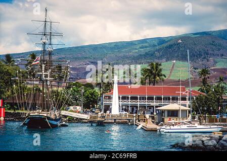 Blick auf den Hafen von Lahaina und die Karthaginier inklusive Pioneer Inn, Maui, Hawaii, USA. Dieses Foto wurde 1992 aufgenommen. Die Karthaginier ist jetzt ein A Stockfoto