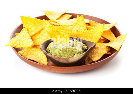 Holzplatte mit Tortilla Chips und Guacamole in Schüssel isoliert auf weißem Hintergrund Stockfoto