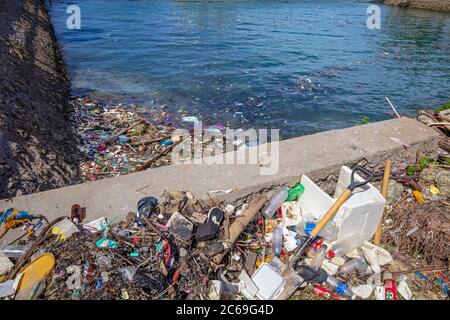Ein Hafen in Cebu gefüllt mit schwimmenden Plastikmüll, Philippinen. Stockfoto