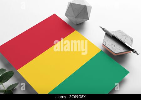 Guinea Bissau Flagge auf minimalistischem Papier Hintergrund. Nationale Einladung Brief mit stilvollen Stift auf Stein. Kommunikationskonzept. Stockfoto
