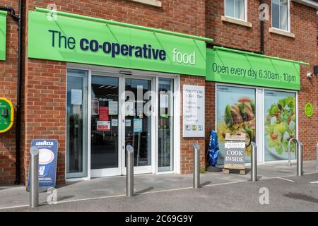 Der kooperative Lebensmittelgeschäft, Co-op-Lebensmittelgeschäft in einem Dorf, Lebensmittelgeschäft, Großbritannien Stockfoto