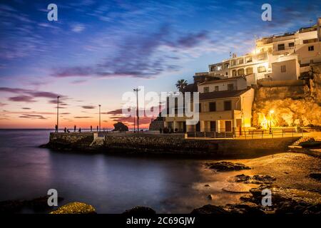 Silhouette von Fischern bei Sonnenuntergang, die Bucht Hafen, Salobrena, Granada, Andalusien, Spanien Stockfoto